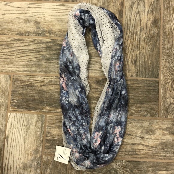 Adorable infinity scarf - Picture 2 of 4